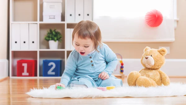 Yürümeye başlayan çocuk kız onun oyuncak ayı ile çay var — Stok fotoğraf