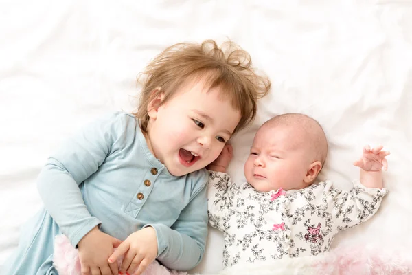 Petite fille jouant avec sa sœur nouveau-née — Photo