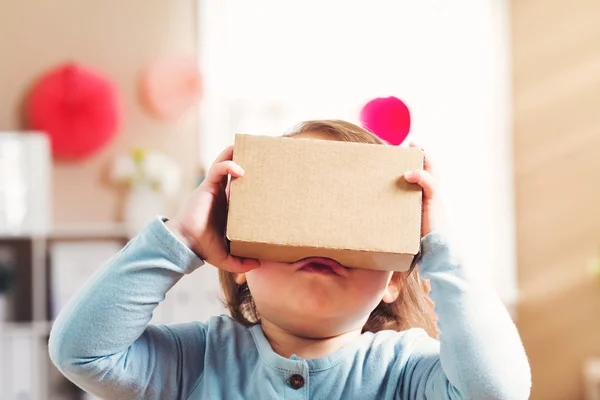 Μικρό παιδί, χρησιμοποιώντας ένα νέο σετ κεφαλής εικονικής πραγματικότητας — Φωτογραφία Αρχείου