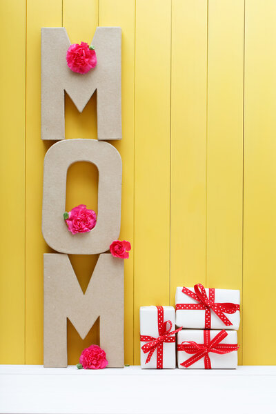 Mom letter blocks with pink carnation flowers