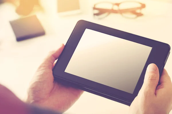 Mann hält Tablet-Computer in der Hand — Stockfoto