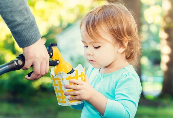 Kleinkind spielt draußen mit Wasser — Stockfoto