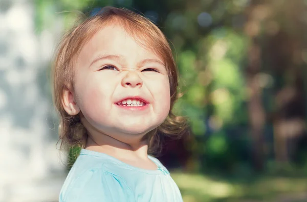 Menina criança feliz sorrindo lá fora — Fotografia de Stock