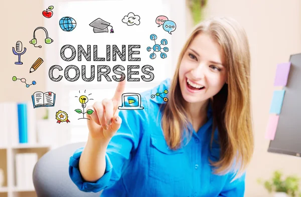 Концепція онлайн курсів з молодою жінкою — стокове фото