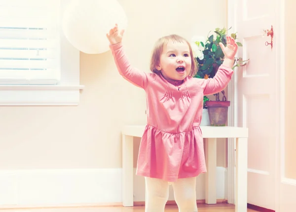 Oyuncakları ile oynarken mutlu yürümeye başlayan çocuk kız — Stok fotoğraf