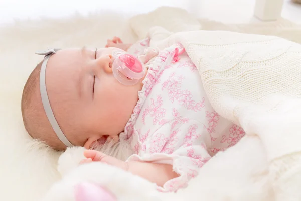 Menina do bebê deitado em seu cobertor — Fotografia de Stock