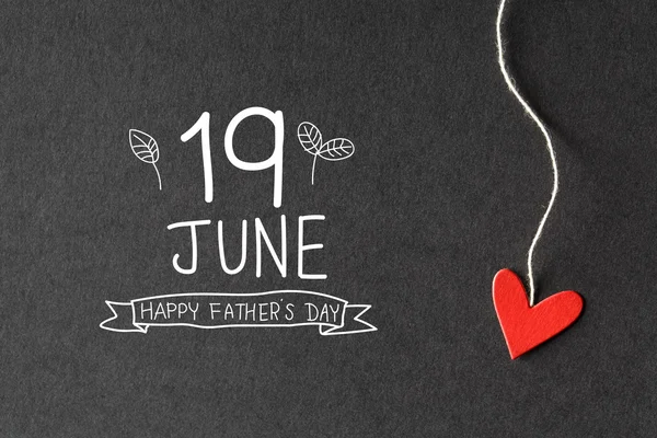 19 juin Message de la fête des Pères heureux avec coeur en papier — Photo