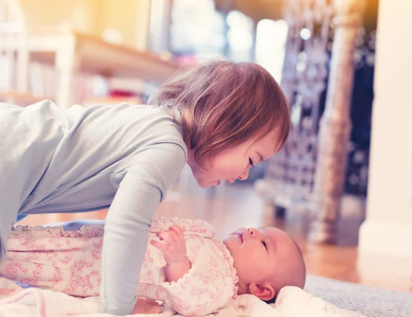 Petite fille jouant avec sa sœur nouveau-née — Photo