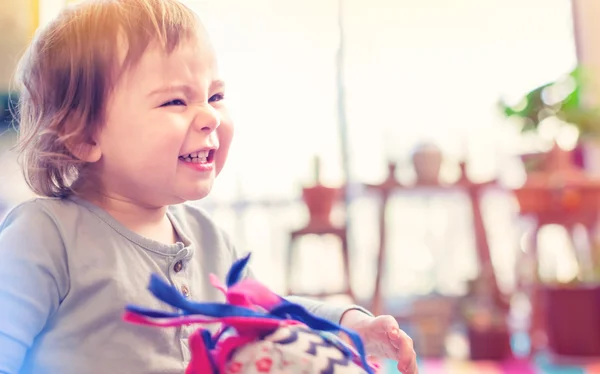 Felice bambina con un sorriso gigante — Foto Stock