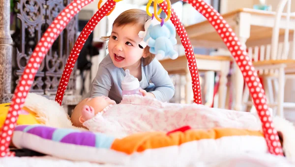 Kleuter meisje speelt met haar pasgeboren zus — Stockfoto