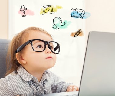 E öğrenme kavram yürümeye başlayan çocuk kızla