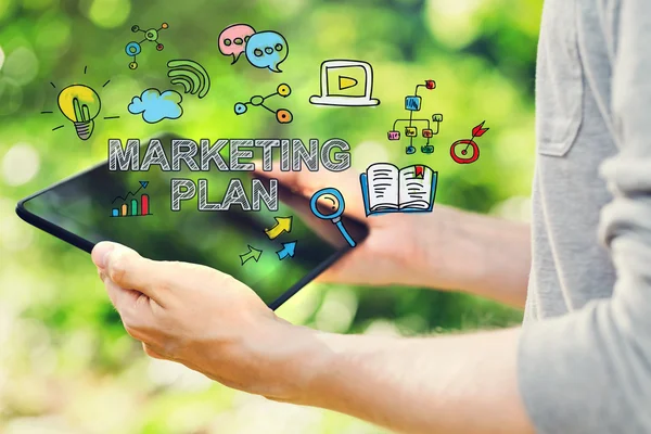 Piano di marketing concetto con l'uomo in possesso di tablet — Foto Stock