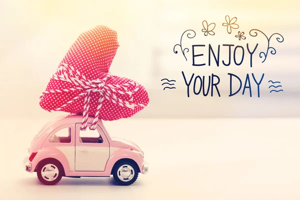 Disfrute de su mensaje del día con coche en miniatura — Foto de Stock