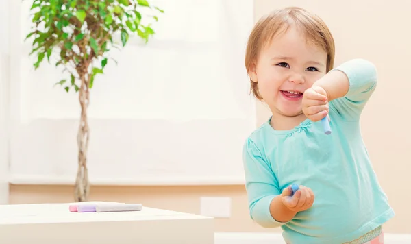 Gelukkig peuter meisje spelen met krijt — Stockfoto