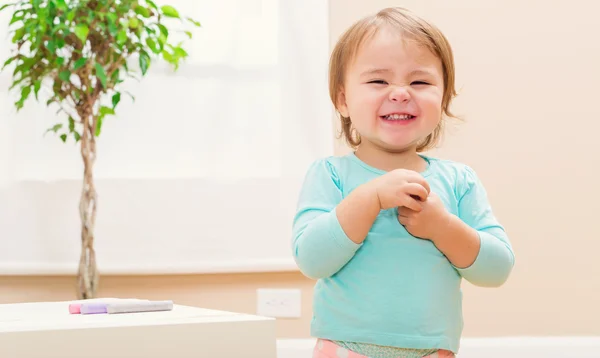 巨大な笑顔で幸せな幼児の女の子 — ストック写真