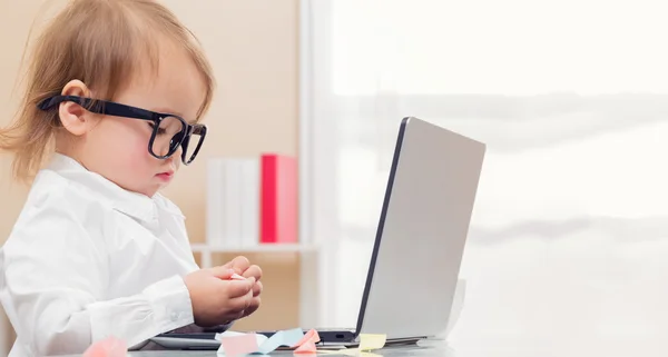 Slimme kleuter meisje met haar laptop — Stockfoto