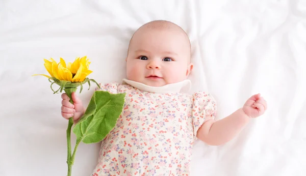 Pasgeboren babymeisje liggend op haar deken — Stockfoto