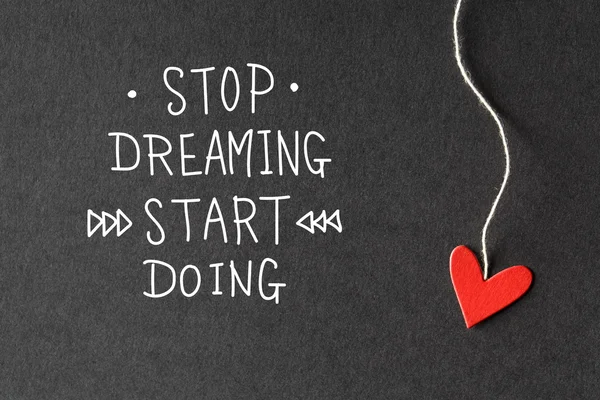 Stop Dreaming Start doen bericht met papier hart — Stockfoto