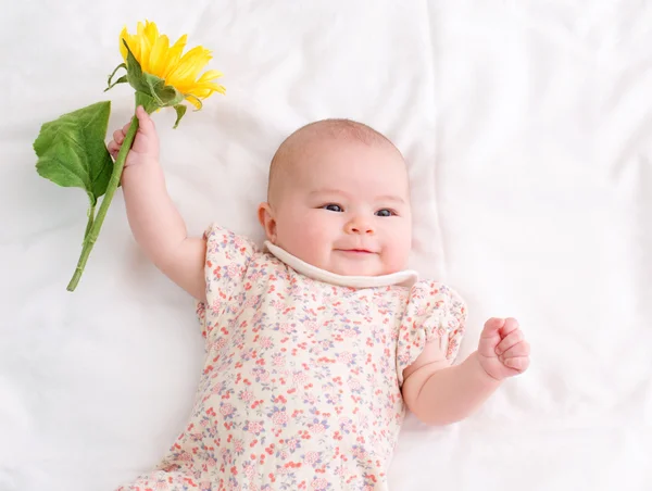 Pasgeboren babymeisje liggend op haar deken — Stockfoto