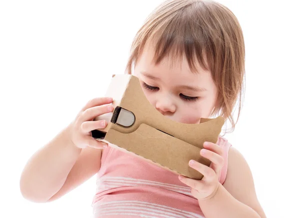 Menina usando um novo fone de ouvido realidade virtual — Fotografia de Stock