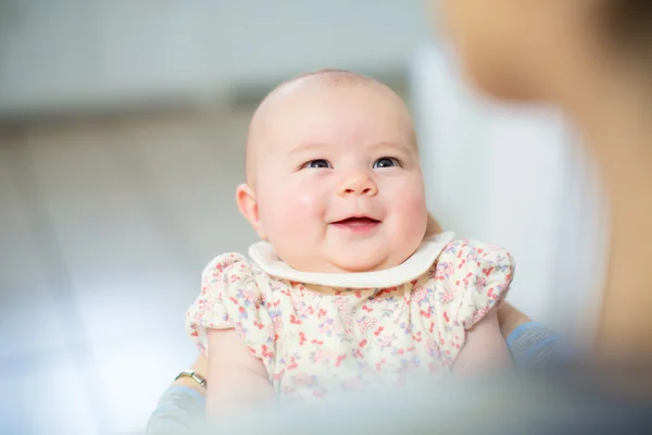 新生児の女の子を笑顔 — ストック写真