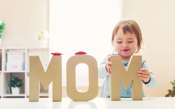 Kleuter meisje vieren Mothers Day — Stockfoto