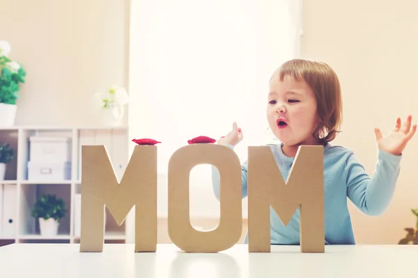 Niña pequeña celebrando el Día de las Madres —  Fotos de Stock