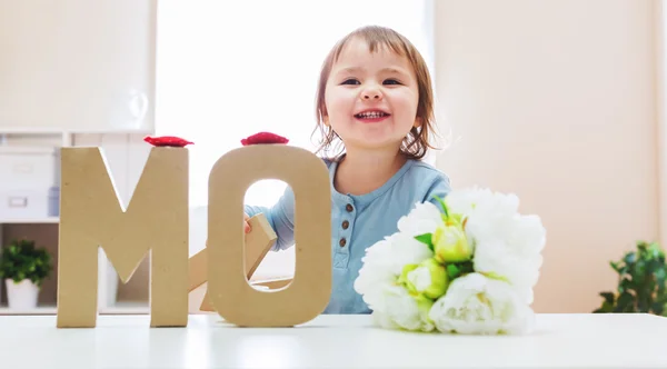 Ragazza del bambino che celebra la festa della mamma — Foto Stock