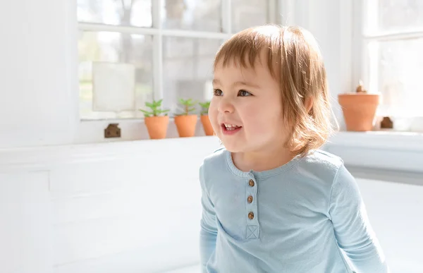Glada barnet leende i hennes hus — Stockfoto