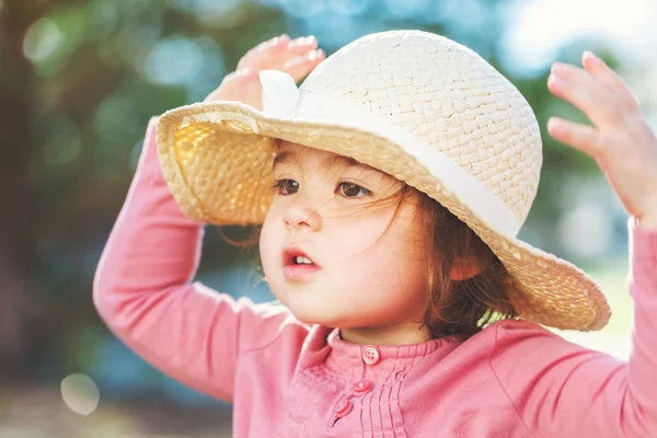 在外面玩，戴着帽子的小女孩 — 图库照片
