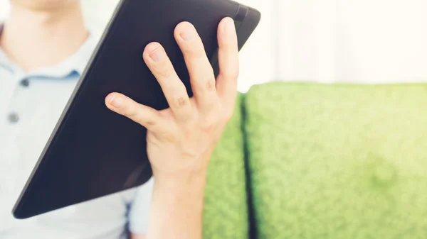 Young man using a tablet computer — Stock Photo, Image