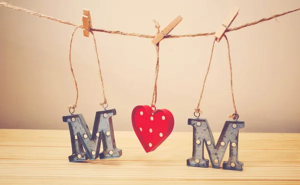 Tema Día de la madre con letras de metal MOM — Foto de Stock