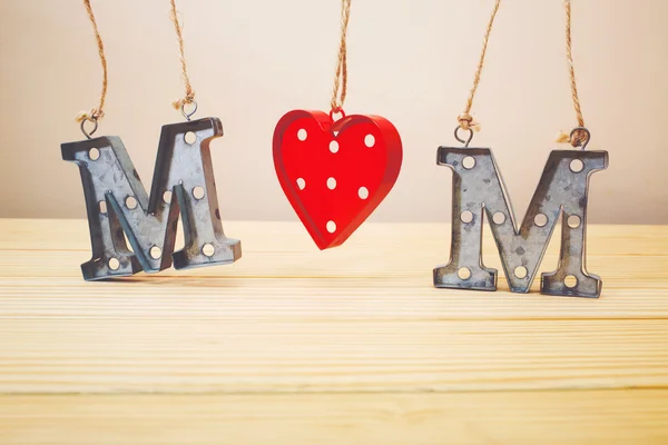 Tema Día de la madre con letras de metal MOM — Foto de Stock