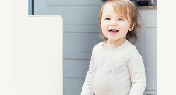 Tout-petit fille jouer dans sa maison — Photo