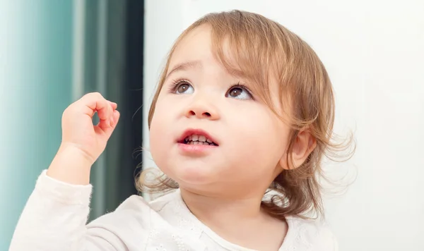 Felice bambina che gioca in casa sua — Foto Stock