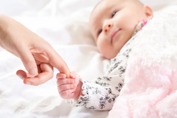 La bambina afferra il dito dei genitori — Foto Stock