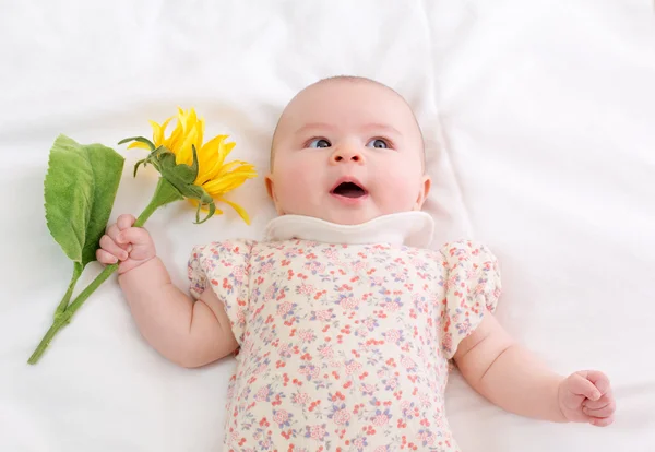 Neonato ragazza sdraiata sulla sua coperta — Foto Stock