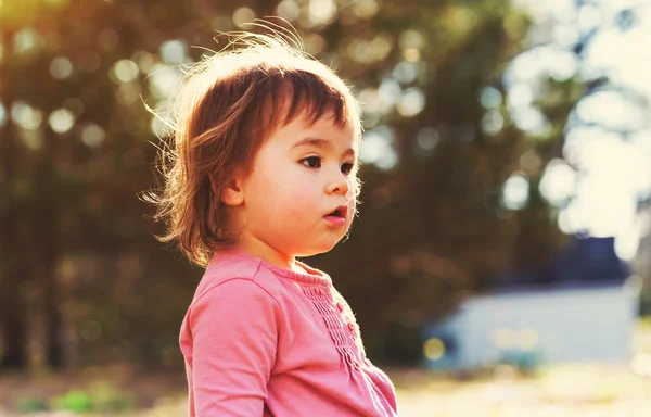 Toddler dziewczynka gra poza — Zdjęcie stockowe