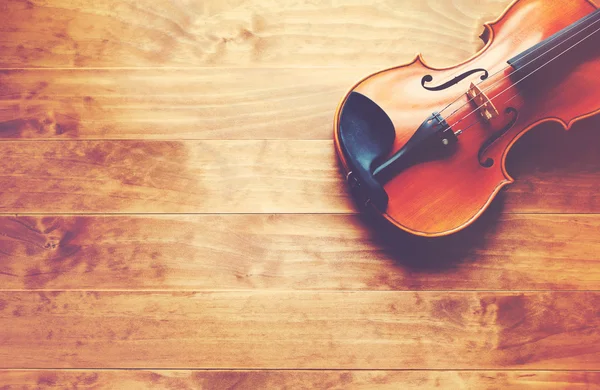 Violino em uma mesa de madeira texturizada — Fotografia de Stock