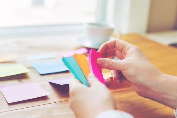 Person, die Dinge am Schreibtisch organisiert — Stockfoto