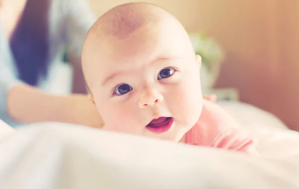 Pasgeboren babymeisje liggend wordt verzorgd — Stockfoto