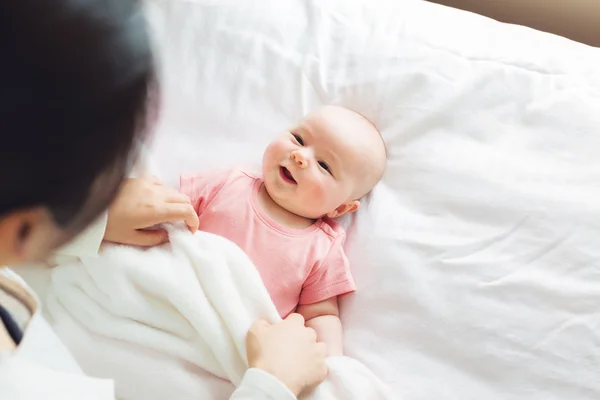 Recién nacida niña mintiendo siendo cuidada — Foto de Stock