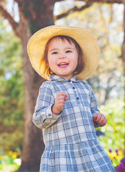 Felice bambino ragazza che gioca fuori — Foto Stock