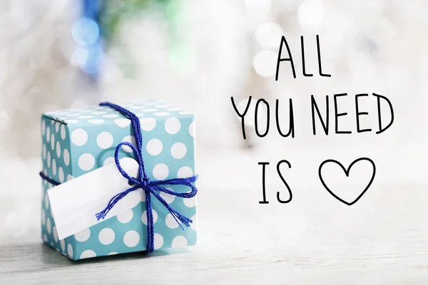 All You Need Is Love bericht met geschenkdoos — Stockfoto