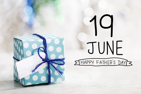 19 Junio Feliz Día del Padre mensaje con caja de regalo — Foto de Stock