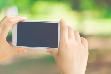 Ormanda onun akıllı telefon kullanan kadın 