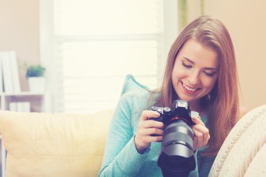 Dslr fotoğraf makinesi ile kadın fotoğrafçı 