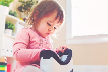 bir sanal gerçeklik kulaklık kullanan kız