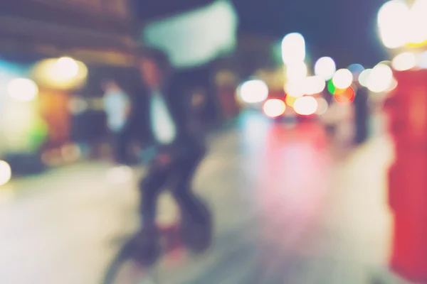 Abstrato desfocado cena de rua com ciclista — Fotografia de Stock