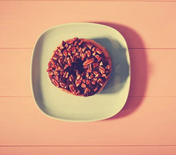 Choklad pecan donut på tallrik — Stockfoto